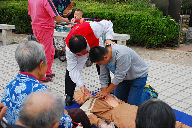 傳播應(yīng)急知識(shí) 關(guān)愛生命健康 ——濰坊市市立醫(yī)院急救知識(shí)科普進(jìn)社區(qū)