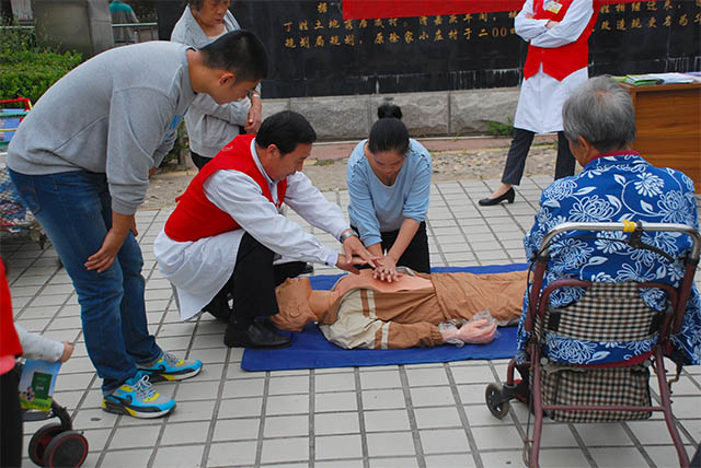 傳播應(yīng)急知識(shí) 關(guān)愛生命健康 ——濰坊市市立醫(yī)院急救知識(shí)科普進(jìn)社區(qū)